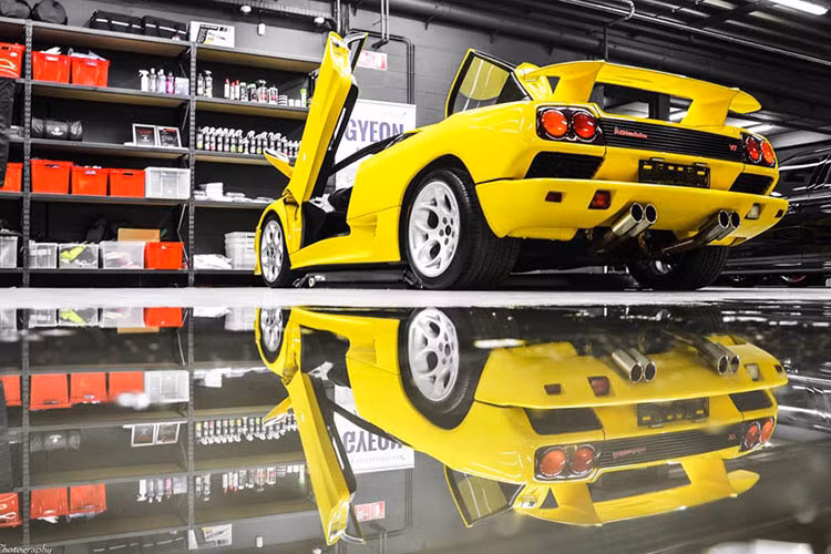 Saens Loyson Photography bắt hình một siêu xe tại xưởng độ. 