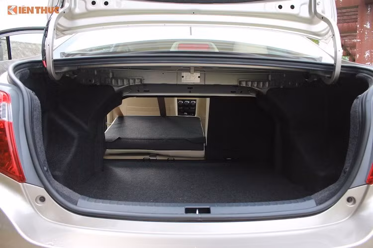 Ở phía sau, mẫu xe sedan Toyota Vios phiên bản mới vẫn sở hữu khoang hành lý có thể tích tương đối rộng, đạt tới 506 lít. Hàng ghế sau của chiếc xe này cũng có khả năng gập lưng ghế ở khoảng 60/40, cho phép "nới rộng" khoang hành lý khi cần chở các đồ đạc có chiều dài lớn. 