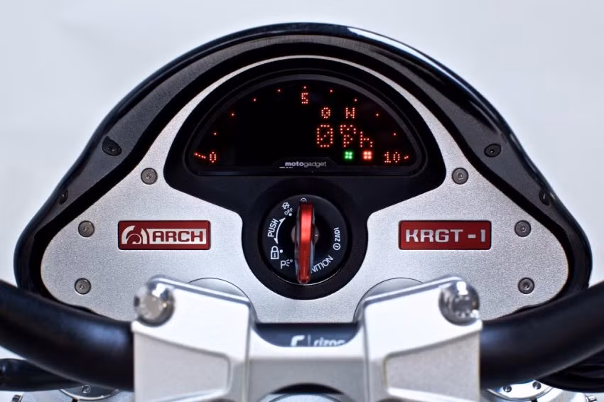 Mới đây, hãng Arch Motorcycle đã tung ra một đoạn video ghi lại cảnh chiếc môtô phân khối lớn mang tên KRGT-1 của Keanu Reeves chạy trên đường phố sau khi được cấp chứng nhận liên bang.