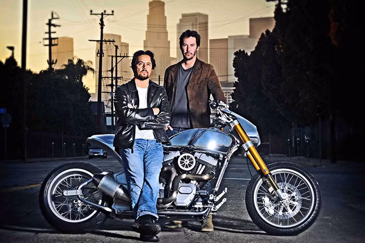 Nói đến Keanu Reeves, người ta sẽ nghĩ ngay đến những bộ phim hành động nổi tiếng như Ma Trận hay John Wick... nhưng lại ít ai biết đến một ngôi sao điện ảnh Keanu Reeves đam mê môtô phân khối lớn và sáng tạo ra cả những mẫu xe này.