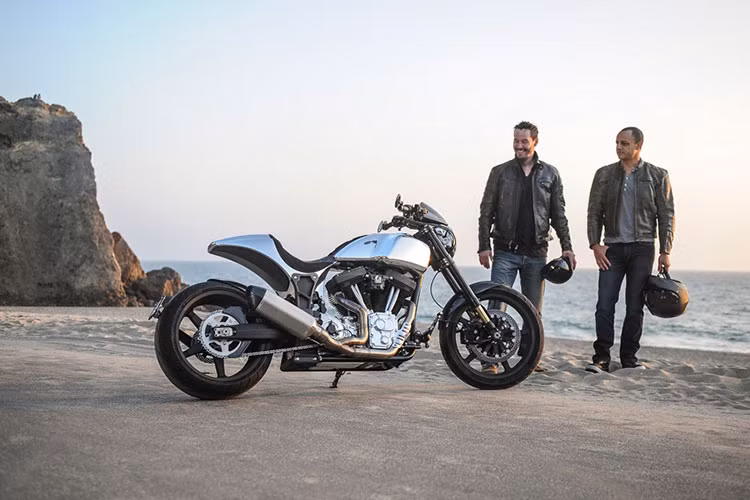 Ngoài niềm đam mê với điện ảnh, nam tài tử có cuộc đời đầy thăng trầm Keanu Reeves còn dành nhiều tình cảm cho những chiếc xe phân khối lớn, đặc biệt là chiếc xe môtô KRGT-1 mà anh sáng tạo lên.