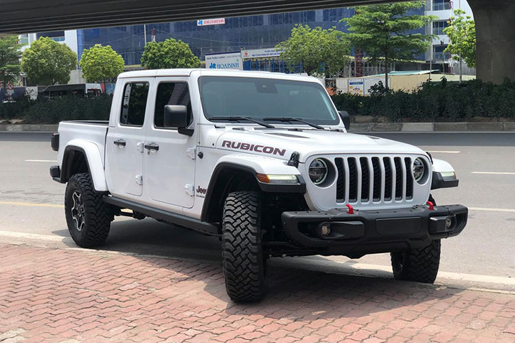 So với phiên bản còn lại là Sport chỉ được trang bị đèn Halogen, chiếc Jeep Gladiator phiên bản Rubicon này được trang bị đèn pha LED. Xe thiết kế khoẻ khoắc với cản va trước hầm hố, lưới tản nhiệt thanh dọc cỡ lớn hay bộ mâm địa hình cá tính.