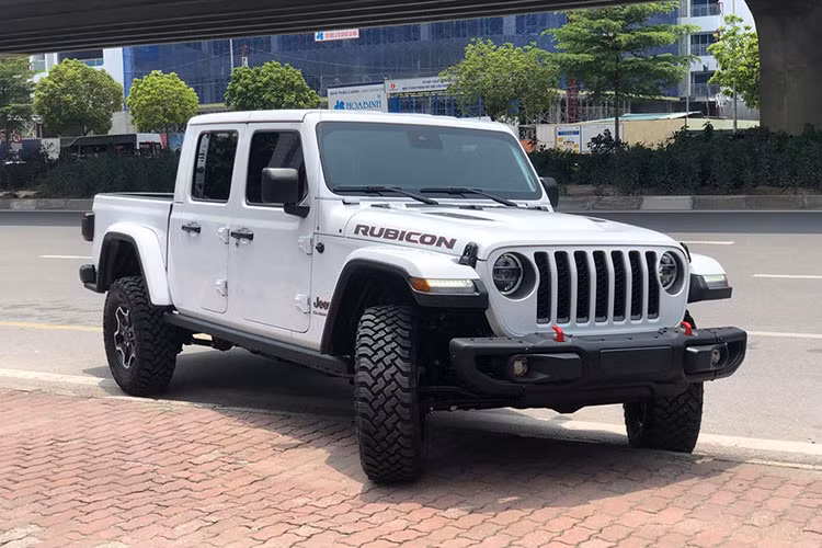 So với phiên bản còn lại là Sport chỉ được trang bị đèn Halogen, chiếc Jeep Gladiator phiên bản Rubicon này được trang bị đèn pha LED. Xe thiết kế khoẻ khoắc với cản va trước hầm hố, lưới tản nhiệt thanh dọc cỡ lớn hay bộ mâm địa hình cá tính.