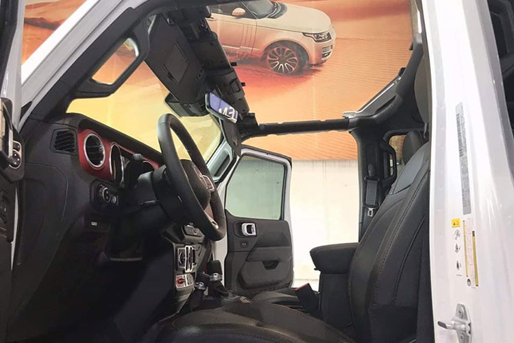 Chỗ ngồi hành khách và vị trí lái của Gladiator được đánh giá là tương đối thoải mái, rộng rãi. Gladiator trở thành dòng bán tải rất đặc biệt trong cùng phân khúc cũng như trên thị trường bởi mui xe tháo và lắp được (vừa có cấu hình cứng và mềm), cùng kính chắn gió trước dạng gập.