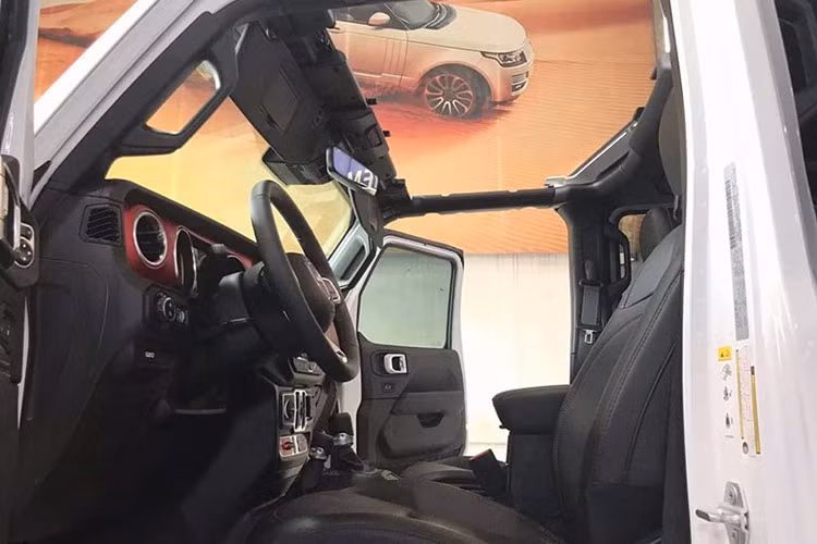 Chỗ ngồi hành khách và vị trí lái của Gladiator được đánh giá là tương đối thoải mái, rộng rãi. Gladiator trở thành dòng bán tải rất đặc biệt trong cùng phân khúc cũng như trên thị trường bởi mui xe tháo và lắp được (vừa có cấu hình cứng và mềm), cùng kính chắn gió trước dạng gập.