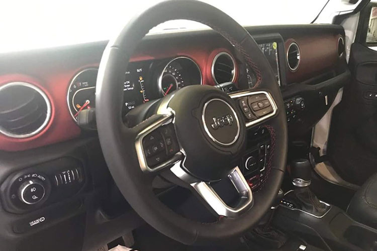 Những trang bị trong nội thất Gladiator bao gồm hệ thống thông tin giải trí UConnect 4, màn hình giải trí trung tâm 7.0 inch với đồ họa hấp dẫn tương thích Apple CarPlay/ Android Auto, hệ thống điều hòa tự động hai vùng, hệ thống âm thanh 8 loa cùng cổng USB lên đến con số 7…