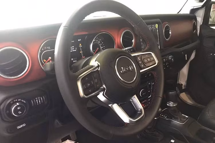 Những trang bị trong nội thất Gladiator bao gồm hệ thống thông tin giải trí UConnect 4, màn hình giải trí trung tâm 7.0 inch với đồ họa hấp dẫn tương thích Apple CarPlay/ Android Auto, hệ thống điều hòa tự động hai vùng, hệ thống âm thanh 8 loa cùng cổng USB lên đến con số 7…