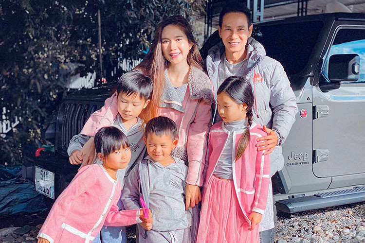 Sau thành công vang dội của bộ phim Lật Mặt 5, Lý Hải đã khá chịu chơi khi tậu mẫu xe bán tải Jeep Gladiator phiên bản Rubicon. Hiện không rõ chồng của ca sĩ Minh Hà chi ra bao nhiêu tiền để sở hữu mẫu xe địa hình Mỹ này, chỉ biết rằng, giá xe Jeep Gladiator Rubicon phiên bản chính hãng đang bán ra là 4,046 tỷ đồng.