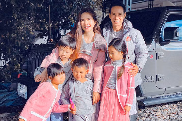 Sau thành công vang dội của bộ phim Lật Mặt 5, Lý Hải đã khá chịu chơi khi tậu mẫu xe bán tải Jeep Gladiator phiên bản Rubicon. Hiện không rõ chồng của ca sĩ Minh Hà chi ra bao nhiêu tiền để sở hữu mẫu xe địa hình Mỹ này, chỉ biết rằng, giá xe Jeep Gladiator Rubicon phiên bản chính hãng đang bán ra là 4,046 tỷ đồng.