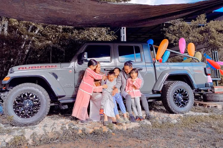 Mới đây, Lý Hải đã chia sẻ hình ảnh cùng vợ và 4 con nhỏ đón sinh nhật cho cậu con trai út ở Đà Lạt, tỉnh Lâm Đồng với điểm nhấn chính là chiếc xe bán tải Jeep Gladiator Rubicon đời mới màu xám đẹp mắt. Lý Hải cũng tiết lộ sẽ dùng chiếc xe bán tải này để đi khảo sát cho các cảnh quay trong phim của mình.