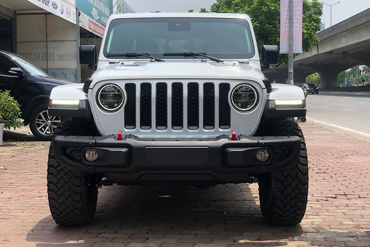 Phiên bản Jeep Gladiator Rubicon thế hệ mới tại thị trường Việt Nam được trang bị hộp số tự động 8 cấp, hệ dẫn động 4x4 với 4 tùy chọn gài cầu, nút khóa vi sai trước/sau và tùy chọn các chế độ Offroad.