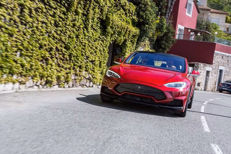 Sedan chay dien Tesla len doi cuc manh, chap sieu xe 