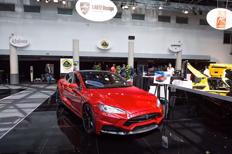 Các tấm cản trước/sau được tạo hình hầm hố hơn.