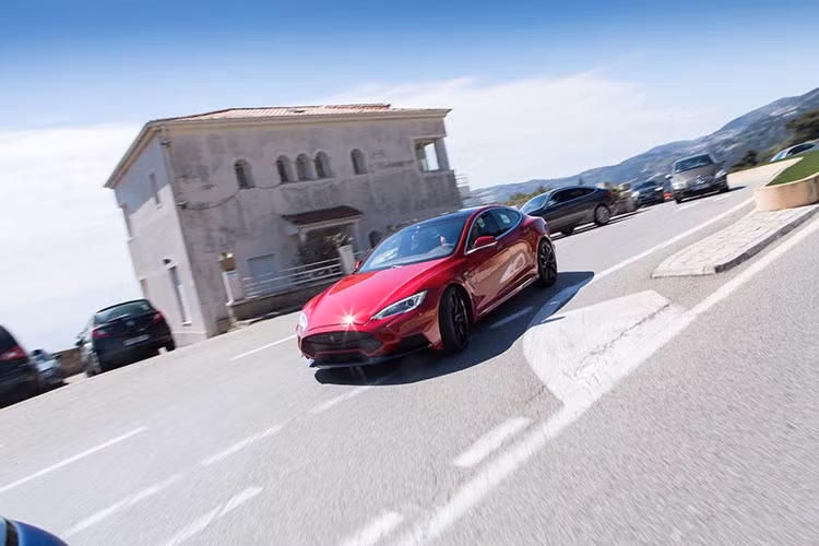 “Nhờ đó, Tesla Model S Elizabeta không chỉ mạnh mẽ về hiệu năng mà còn đầy cảm xúc”, ông Alexey Yanovskiy, CEO của Larte chia sẻ.