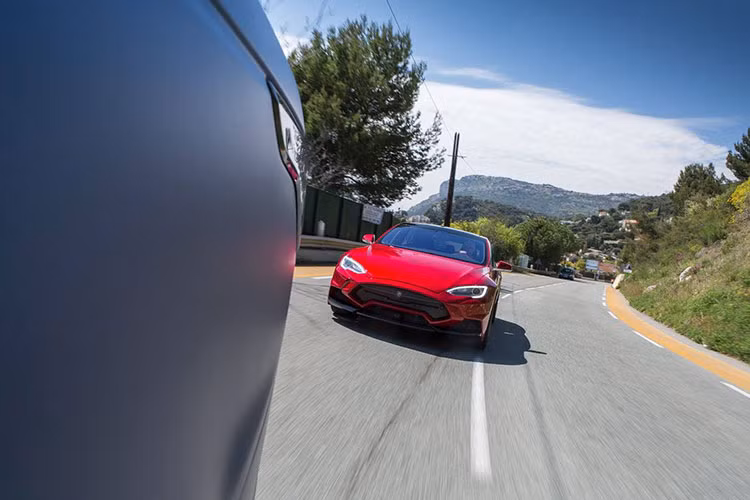 Như vậy là quá đủ để khẳng định hiệu năng siêu khủng của Tesla Model S Elizabeta.