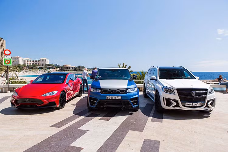 Chưa hết, hãng độ Larte Design còn thêm vào hệ thống giả âm thanh động cơ (artificial synthesizer) để đem lại những tiếng gầm kích thích không kém siêu xe chạy xăng.