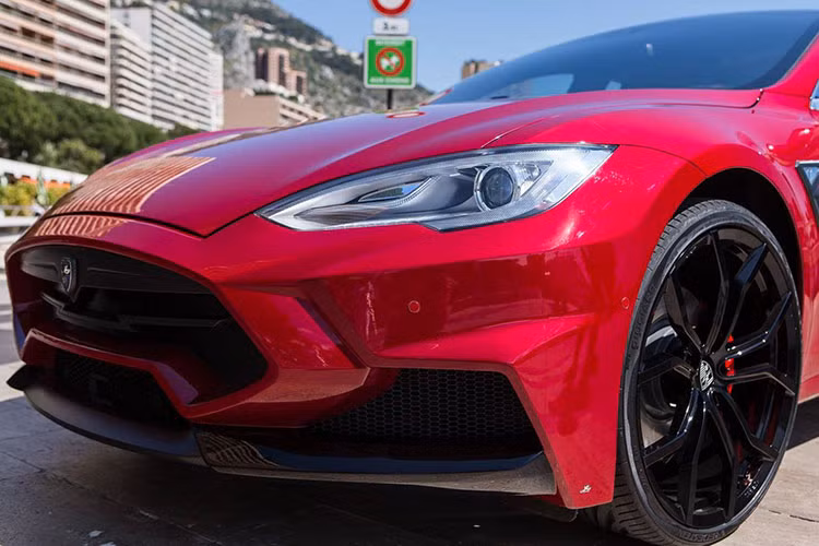 Hãng độ này đặt tên cho nó là Tesla Model S Elizabeta, chiếc sedan điện này được nâng cấp cả về sức mạnh lẫn ngoại hình.