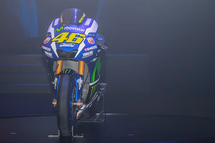 Nhìn bên ngoài 2017 Yamaha YZR-M1 không phải tất cả đều có sự thay đổi. Tuy nhiên, những điểm khác biệt mới cũng dễ nhận thấy như: màu sơn xanh ngoại thất đậm hơn, logo Movistar mới, xuất hiện logo BlueCore và hệ thống cánh gió đã được lược bỏ…