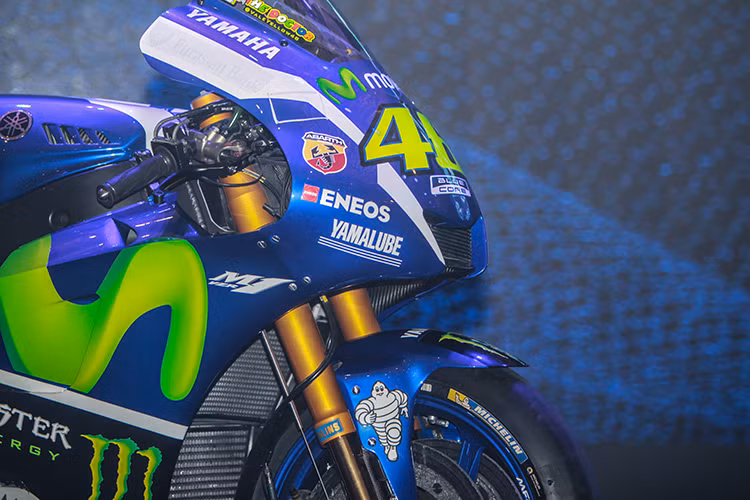 Rossi cho biết, với YZR-M1 thì các tay lái trong đội đua MotoGP của Yamaha sẽ phải mất một chút thời gian để làm quen sử dụng. Nhưng đợt thử nghiệm ở Valencia đã cho thấy đây là cỗ máy rất mạnh. Phía trước xe với kính chắn gió vuốt về phía sau, dàn áo thiết kế khí động học vẫn mang mầu xanh quen thuộc.