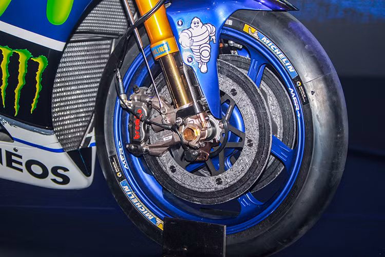 Điểm chú ý là M1 mới có thiết kế hộp số li hợp khô do Exedy – do một công ty sản sản xuất hộp số ly hợp nổi tiếng sản xuất. Cùng với đó là các chi tiết cùng trang bị an toàn như phanh, lốp, giảm sóc,... cũng được nâng cấp để hoàn thiện hơn cho cỗ máy siêu mạnh này.