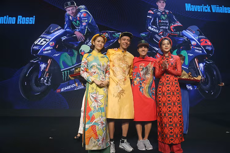 Đây là lần đầu tiên tay đua có biệt danh “The Doctor” cùng đồng đội đến Việt Nam. Không chỉ nhận các lá cờ để sẵn sàng dán trên xe đua của mình trong mùa giải 2017, Valentino Rossi và Maverick Vinales còn khoác lên mình chiếc áo dài truyền thống của Việt Nam tại sự kiện như một món quà lưu niệm từ phía nhà tài trợ.