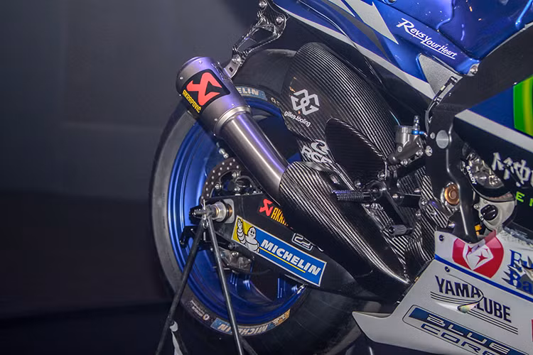 Cùng với đó, số đua 25 của Vinãles trên xe thay thế cho số đua 99 đặc trưng của Lorenzo trên chiếc xe đua thứ 2 của đội. Tay đua người Ý từng 9 lần vô địch thế giới Valentino Rossi vẫn sẽ tiếp tục là "linh hồn" của đội đua và thi đấu cho Yamaha trong mùa giải mới này.