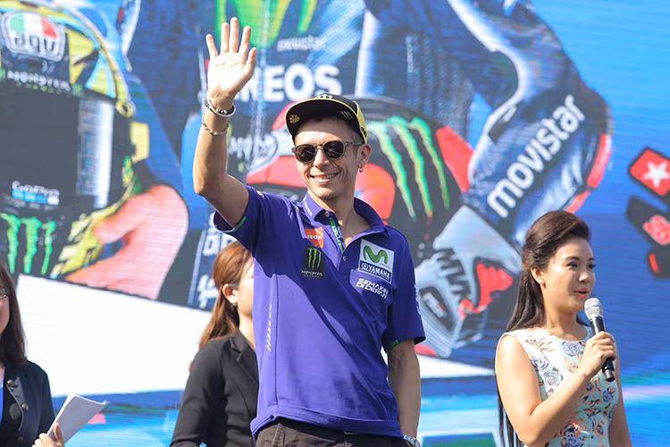 Một lý do quan trọng nữa lý giải cho việc anh có mặt tại đất nước hình chữ S đó là công ty Yamaha Việt Nam đã đứng ra tài trợ cho đội đua mà anh thi đấu với số áo huyền thoại 46 trong mùa giải 2017. Cùng góp mặt trong buổi giao lưu còn có tay đua trẻ người Tây Ban Nha Maverick Vinales, người mới gia nhập đội đua Yamaha Factory Racing sau khi giã từ màu áo của đội đua MotoGP Suzuki Ecstar.