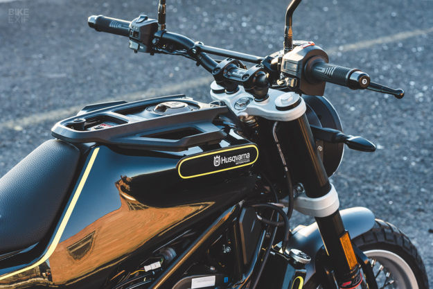 Husqvarna Svartpilen 401 sở hữu tay lái cao, mang lại cảm giác ngồi thẳng thoải mái. Thiết kế thân xe khá đặc biệt với bình xăng và thân xe liền nhau. Hai bên bình xăng lổi lên, nổi bật logo Husqvarna.