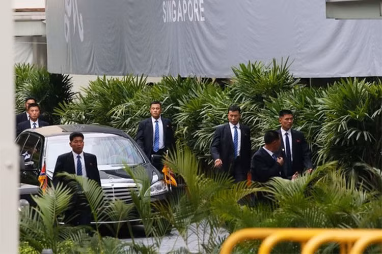 Siêu xe chống đạn Mercedes-Benz S600 Pullman Guard ông Kim Jong Un sử dụng tại Singapore được trang bị khối động cơ V12 5.5 lít, tăng áp kép, công suất 510 mã lực và mô-men xoắn cực đại 827 Nm. Hiện giá bán của S600 Pullman Guard là 1,4 triệu USD (gần 32 tỷ đồng).