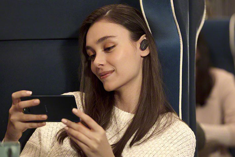 Sony vừa chính thức cho ra mắt chiếc tai nghe không dây true wireless WF-1000XM3. Ngoài thiết kế hoàn toàn không dây giống như AirPods hay Galaxy Buds, chiếc tai nghe Sony WF-1000XM3 mới này còn có khả năng chống ồn. Sony gọi đây là cấp độ chống ồn hoàn toàn mới.