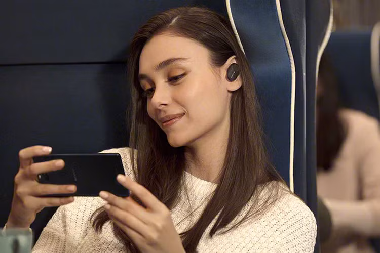Sony vừa chính thức cho ra mắt chiếc tai nghe không dây true wireless WF-1000XM3. Ngoài thiết kế hoàn toàn không dây giống như AirPods hay Galaxy Buds, chiếc tai nghe Sony WF-1000XM3 mới này còn có khả năng chống ồn. Sony gọi đây là cấp độ chống ồn hoàn toàn mới.