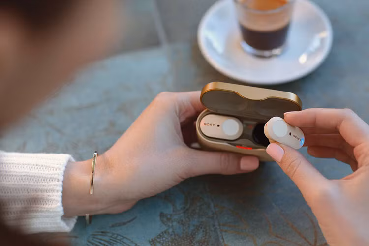 Chiếc tai nghe không dây Sony WF-1000XM3 mới sẽ được trang bị bộ xử lý tiếng ồn QN1e và công nghệ cảm biến tiếng ồn kép. Một microphone trên bề mặt của tai nghe có thể thu nhận tiếng ồn từ bên ngoài và loại bỏ hoàn toàn bằng chip xử lý.