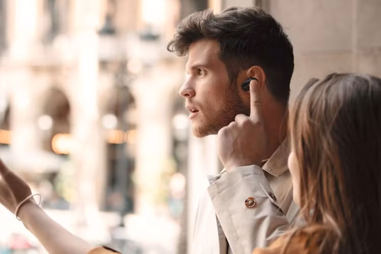 WF-1000XM3 có thời lượng sử dụng pin kéo dài 6 giờ, và thêm 24 giờ bằng hộp sạc. Hộp sạc của WF-1000XM3 không có hỗ trợ sạc không dây, nhưng lại có sạc nhanh.