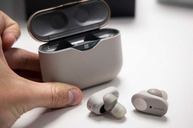 Chiếc tai nghe có thể tạo ra sóng âm đảo ngược, để chặn các âm thanh từ bên ngoài ở mọi tần số khác nhau, từ tiếng ồn trong văn phòng cho đến tiếng ồn trong khoang máy bay.