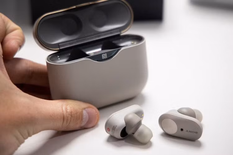 Chiếc tai nghe có thể tạo ra sóng âm đảo ngược, để chặn các âm thanh từ bên ngoài ở mọi tần số khác nhau, từ tiếng ồn trong văn phòng cho đến tiếng ồn trong khoang máy bay.