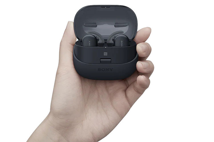 Nếu bạn cần nghe những âm thanh bên ngoài (ví dụ như khi băng qua đường), chế độ Quick Attention có thể kích hoạt bằng một cú chạm nhẹ, cho phép giảm âm lượng. Bạn cũng có thể dừng hoặc chuyển sang bản nhạc tiếp theo chỉ bằng cách chạm lên bề mặt của tai nghe.