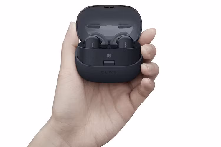 Nếu bạn cần nghe những âm thanh bên ngoài (ví dụ như khi băng qua đường), chế độ Quick Attention có thể kích hoạt bằng một cú chạm nhẹ, cho phép giảm âm lượng. Bạn cũng có thể dừng hoặc chuyển sang bản nhạc tiếp theo chỉ bằng cách chạm lên bề mặt của tai nghe.