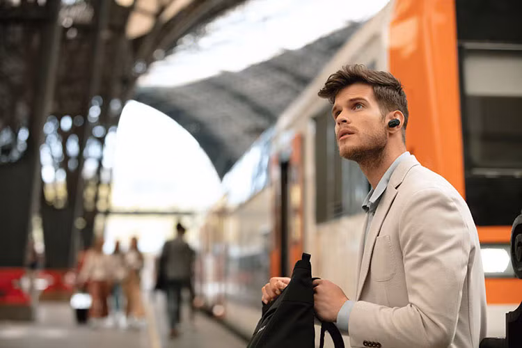 Thiết kế của chiếc tai nghe này cũng rất ấn tượng, cao cấp, với sự kết hợp hai màu sắc đen và vàng đồng. Ngoài ra còn có một phiên bản platinum bạc cũng rất sang trọng. Giá Sony WF-1000XM3 mới hiện đang được bán ra tại thị trường Úc khoảng 230 USD (khoảng hơn 5 triệu đồng).