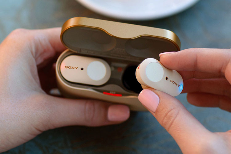 Âm thanh của WF-1000XM3 được xử lý bởi một con chip 24-bit, cùng với bộ giải mã DAC kèm amplifier. Chiếc tai nghe cũng có thể nâng cấp chất lượng của các file nhạc nén nhờ công nghệ phục hồi tấn số DSEE HX (Digital Sound Enhancement Engine).