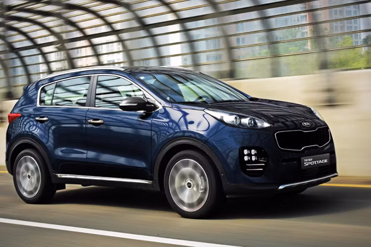 KIA Sportage 2016 có 2 phiên bản động cơ máy dầu là 2.0 và 1.7. Nhưng bản Sportage 2.0 R CRDi sử dụng động cơ diesel tăng áp cho công suất tối đa 184 mã lực và mô men xoắn cực đại 400 Nm. 