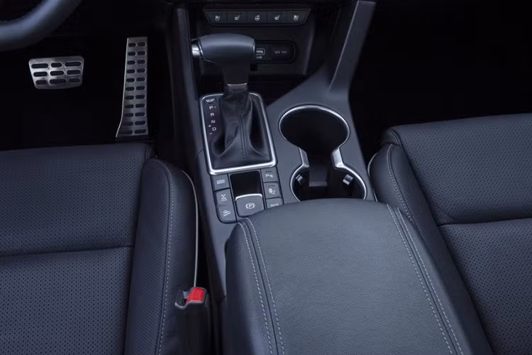 Phần táp lô được bọc da thêu chỉ nổi và cụm nút điều khiển hệ thống giải trí, điều hòa có nền đen bóng đem lại trải nghiệm cao cấp hơn.