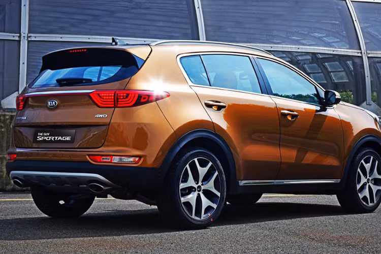 2 Cụm đèn sau sử dụng bóng LED được nối liền bởi thanh mạ chrome giúp mang lại cho phần đuôi cái nhìn hiện đại hơn.