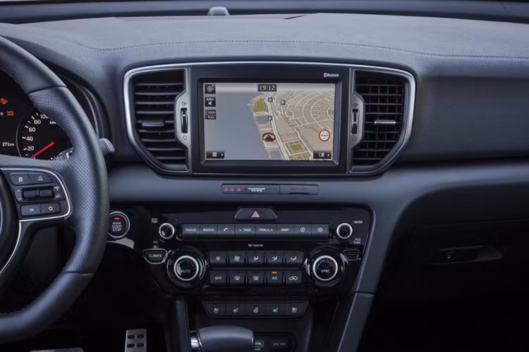 Màn hình LCD với nhiều tiện ích như bản đồ chỉ đường, hệ thống thông tin giải trí,... cùng nhiều chức năng mới cũng được trang bị. 