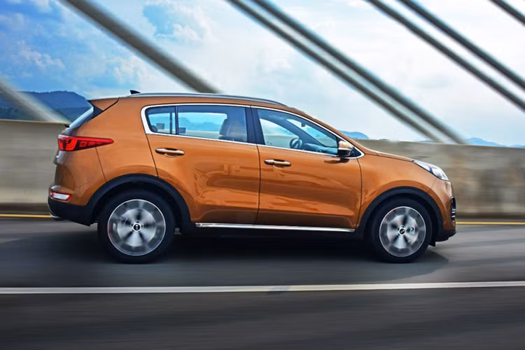 Hệ thống treo được điều chỉnh lại để cải thiện cảm giác thoải mái. Bên cạnh đó, KIA còn công bố một thay đổi đáng chú ý khác đó là hệ thống trợ lực tay lái điện hoàn toàn mới trên Sportage.