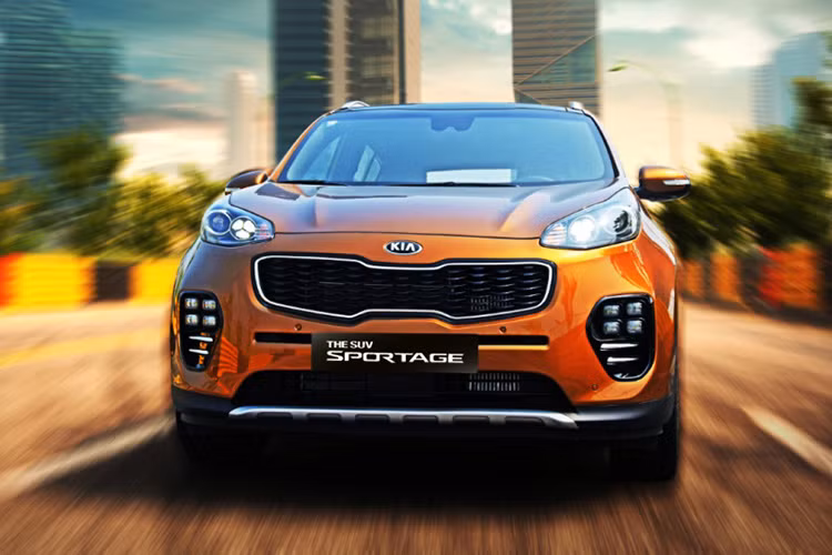 Trong đó, cụm đèn pha LED trước đưa lên cao hơn khỏi lưới tản nhiệt. Đầu xe còn nổi bật với cụm đèn sương mù 4 bóng LED hình vuông.