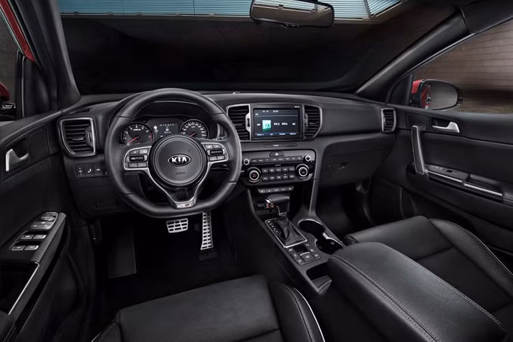 Nội thất Sportage 2016 mang phong cách thiết kế của thế hệ KIA mới. Các vật liệu nhựa mềm được sử dụng rộng rãi hơn bên trong khoang nội thất cho khả năng cách âm được cải thiện.