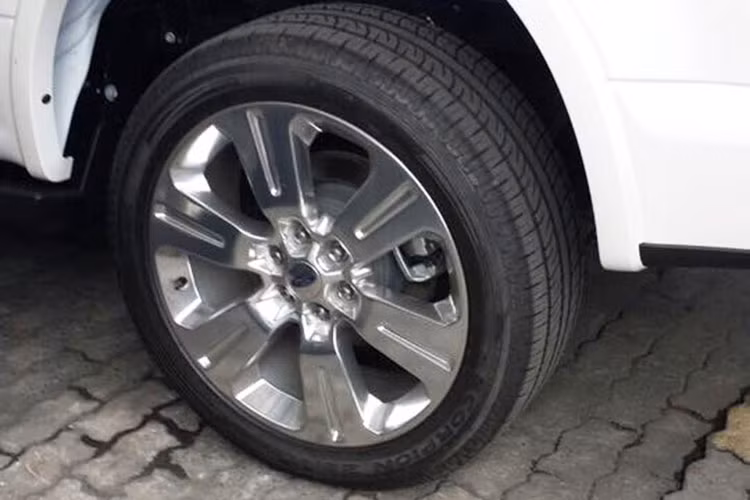 Ford F-150 Limited 2016 là sự kết hợp hài hòa giữa những chi tiết mạ crôm sáng bóng như vải sa-tanh, bao gồm lưới tản nhiệt, tay nắm cửa, phụ kiện trên cửa thùng xe, bộ la-zăng 22 inch và một phần cản va trước/sau.