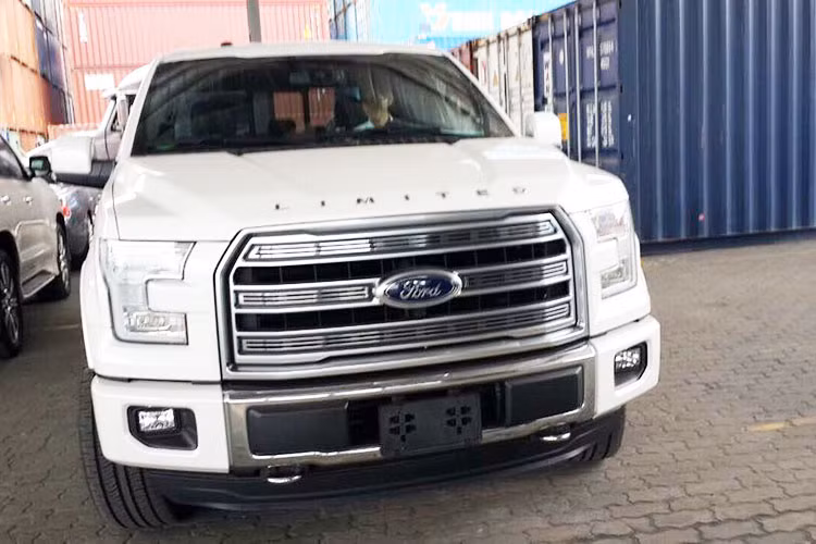 Ford F-150 là một trong những dòng xe bán tải được ưa chuộng nhất tại Mỹ. Phiên bản giới hạn, cao cấp nhất của dòng xe bán tải này mới được nhập khẩu về Việt Nam cách đây ít hôm bởi một showroom bán xe tư nhân tại thủ đô Hà Nội.