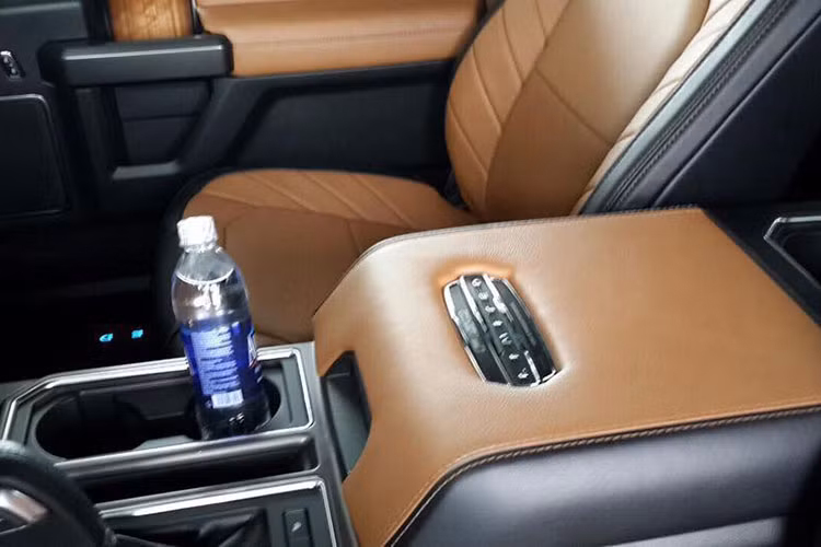 Đặc biệt, F-150 Limited 2016 được hãng xe Ford cung cấp tấm bảng được khắc số VIN và thứ tự xuất xưởng bằng laser trên vịn tay. Thêm vào đó là ghế trước có chức năng massage, ghế sau sưởi ấm và hệ thống thông tin giải trí SYNC 3 mới nhất.