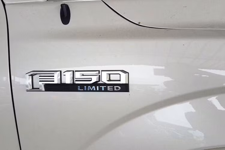 Cũng như phần đèn hậu, cụm đèn pha trước sở hữu công nghệ LED hiện đại. Kính chiếu hậu chia tách làm 2 cũng có kích thước lớn, có thể thu gọn bằng nút bấm. Bên cạnh đó, gương chiếu hậu của xe tích hợp đèn xi-nhan và hệ thống sưởi.